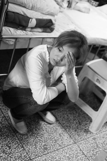 女兒熟睡之后，媽媽總會一個人想很多，女兒的病情、巨額的醫(yī)療費用時刻充斥著她的大腦，年輕的媽媽在這種情境下變得憔悴了很多，她不知道小彬嫻什么時候會好起來，帶著她穿梭在小公園里看著她稚嫩的笑。