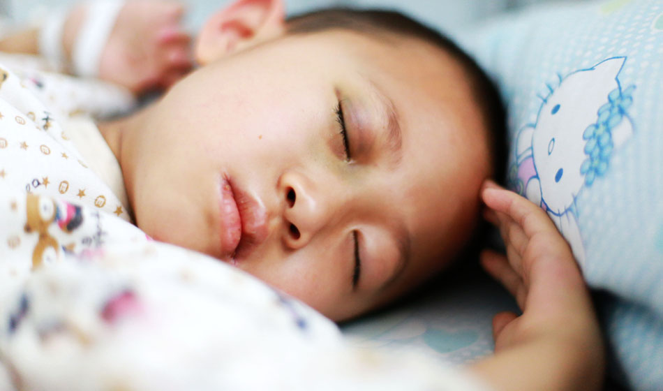 小彬嫻眼部、嘴部、脖子等出血點致使她無法吃硬東西，不小心劃破一下對她就是最大的損失，每個人都在保護(hù)著她，包括幼小的她自己。