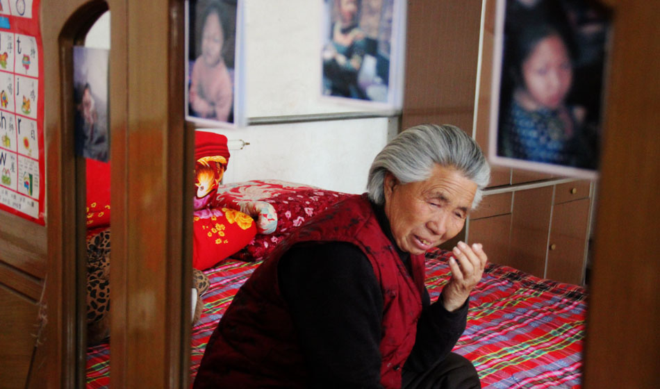 小彬嫻80歲的老奶奶每天在家祈禱小彬嫻早日回來。“老奶奶最親”這是小彬嫻對“誰最親”這個問題最多的回答，小彬嫻和老奶奶就像是一對好朋友，兩個人在一起總是歡聲笑語。而現(xiàn)在，老奶奶每天看著鏡子前的小彬嫻的照片就會淚流滿面。