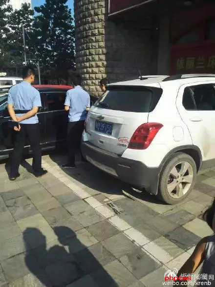 網(wǎng)友爆料：8月10日晚，邯鄲人民路西段，天晁小區(qū)附近，家具大世界門前，十幾輛小車玻璃被砸，車內(nèi)有價(jià)值財(cái)物被洗劫一空，目前警方已介入調(diào)查。