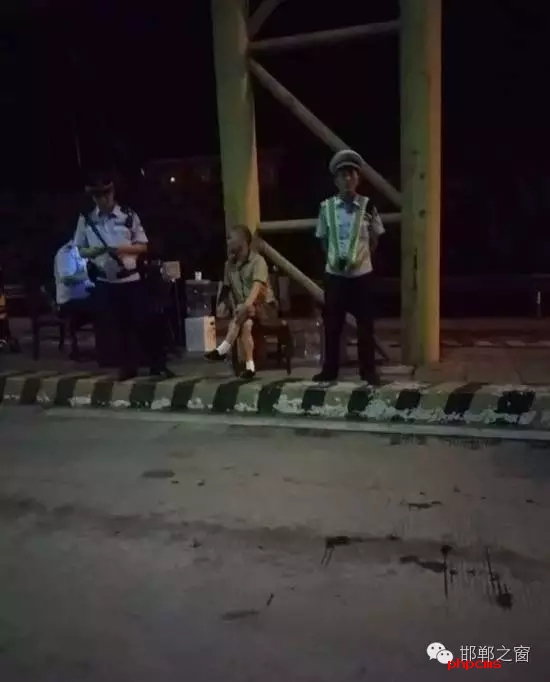 8月9日晚，磁縣交警大隊(duì)林坦中隊(duì)民警在執(zhí)行勤務(wù)中，對一輛小型普通客車進(jìn)行例行檢查，該車司乘人員三人，其中兩名乘坐人員神情恍惚，非?？梢?，民警認(rèn)真核對每名人員信息，經(jīng)網(wǎng)上對比查詢，系統(tǒng)提示陳某某具有吸毒史。執(zhí)勤民警立即對該車進(jìn)行全面徹查，并對該車三名司乘人員做了尿檢，檢驗(yàn)結(jié)果兩名乘坐人員為陽性。最終，經(jīng)過細(xì)致盤問，周某某、陳某某對其吸毒事情供認(rèn)不諱。