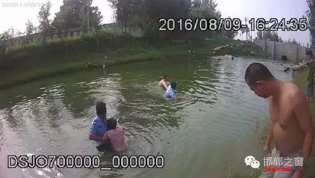 8月9日，邯鄲邱縣新馬頭鎮(zhèn)恒莊村南、駕校南側(cè)河道內(nèi)有一男一女兩人落水，民警接警后迅速趕到現(xiàn)場將二人拖上岸。經(jīng)了解得知，二人系夫妻，當(dāng)日二人開車從家里出來到縣城辦事，路上因瑣事發(fā)生爭吵，車子開到駕校南側(cè)河邊時(shí)，男子氣憤的停下車，跳入河中聲稱要自殺，其妻見狀也跳進(jìn)了河里，要一起去死。