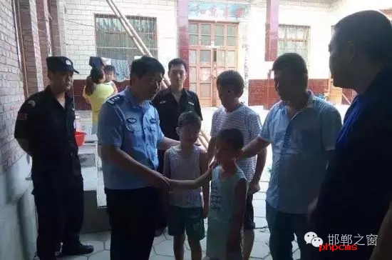 8月11日上午，邯鄲館陶縣公安局指揮中心接到報(bào)警，柴堡鎮(zhèn)劉村李某因欠柴堡鎮(zhèn)武張屯村李某某錢款，李某某將李某的兩個(gè)兒子（一個(gè)10歲，一個(gè)8歲）拘禁。民警迅速趕到現(xiàn)場，發(fā)現(xiàn)李某家街門被反鎖，民警登上盤梯與嫌疑人談話，穩(wěn)定其情緒，做其思想工作，當(dāng)日下午17時(shí)20分許，兩個(gè)小男孩被成功解救。