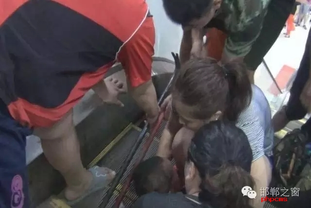 8月11日下午2點(diǎn)，曲周縣百貨大樓一名幼兒手臂卡入滾動扶梯，接到報(bào)警后，邯鄲消防曲周中隊(duì)立即趕赴現(xiàn)場進(jìn)行救援。據(jù)商場工作人員介紹，幼兒母親在一旁買水時(shí)，沒注意幼兒爬到電梯口玩耍不慎將手臂卡住。