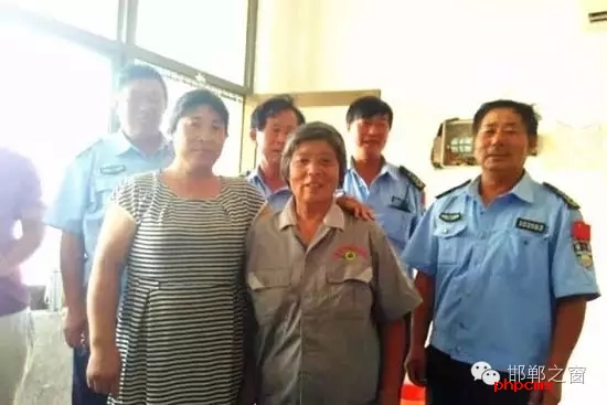 8月10日下午，何某到臨漳縣醫(yī)院給孩子看病，不慎將錢包丟失?？h醫(yī)院保潔員張付榮打掃衛(wèi)生時(shí)，在走廊坐椅上發(fā)現(xiàn)了錢包，看了看錢包里有很多錢和卡，她在原處等了好久也沒見人來領(lǐng)取，便將錢包送到保安室，經(jīng)清點(diǎn)發(fā)現(xiàn)里面有2700多元現(xiàn)金及銀行卡。幾經(jīng)周折，終于找到了著急尋找錢包的何某，通過確認(rèn)無誤后，將錢包交還到了失主手中。